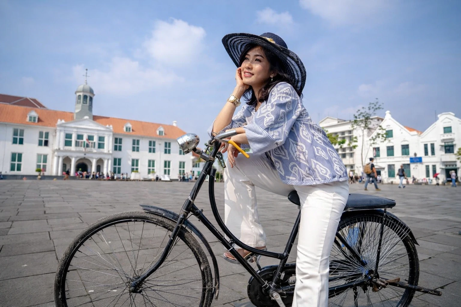 Solo traveler cycling in Jakarta